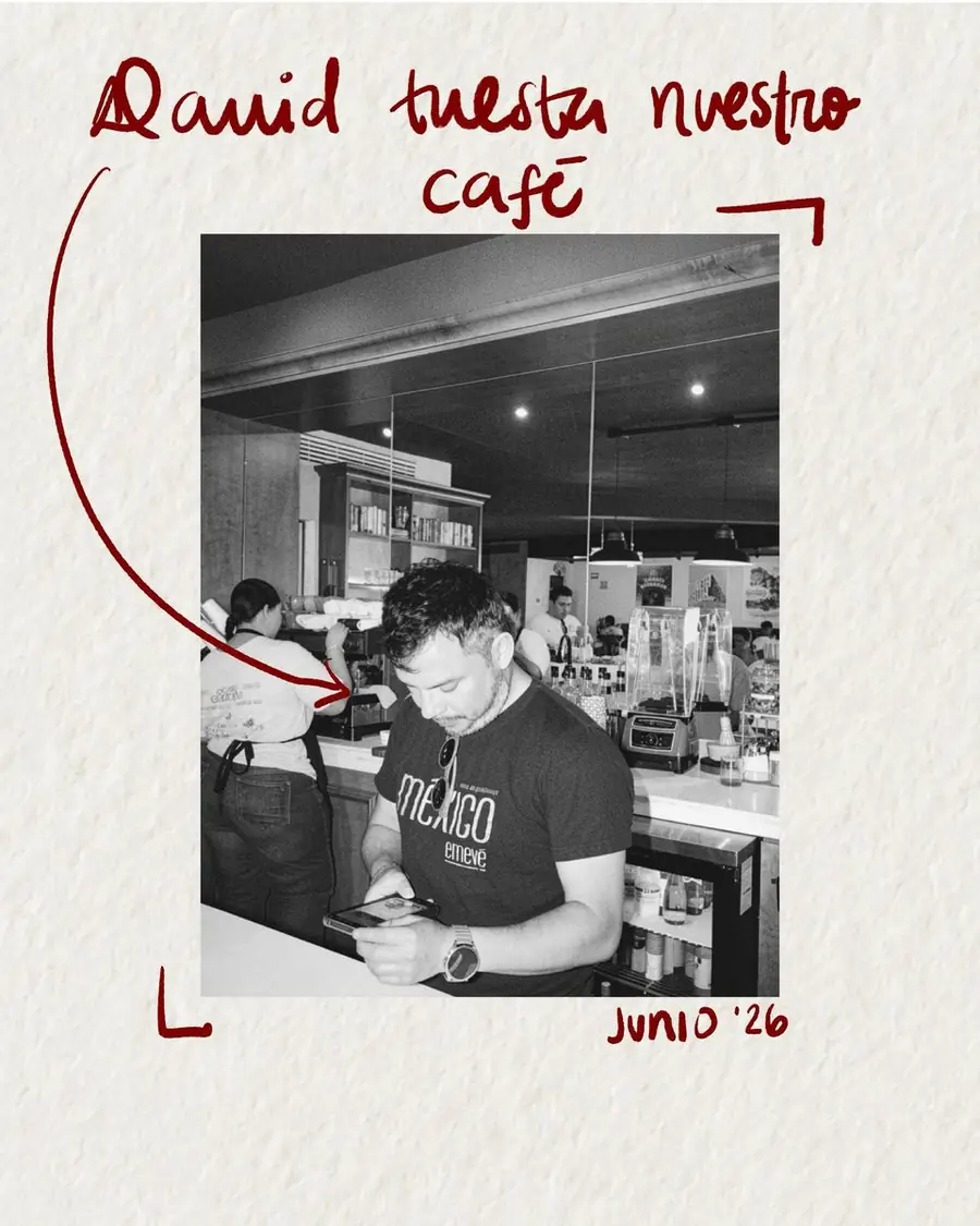Barista tostando café, fotografía en blanco y negro