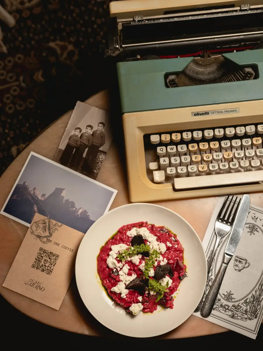 Plato de la casa servido junto a una máquina de escribir turquesa