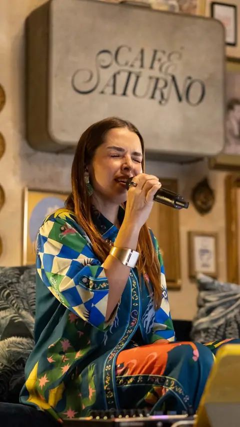 Cantante en el open mic de poesía